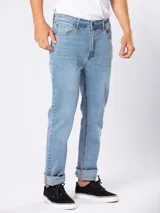 Pantalón de jean celeste de corte recto.