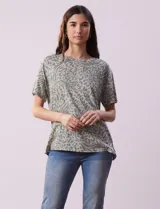 Blusa de algodón con estampado animal print en tonos grises, cuello redondo y manga corta.