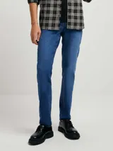 Pantalón de jean azul de corte skinny, con tiro medio y acabado liso.