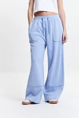 Pantalón de felpa celeste con cintura elastizada ajustable y bolsillos laterales.
