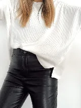 Remerón blanco de morley de algodón, manga corta, con dos pequeñas aberturas frontales y terminación en pico en la parte trasera.