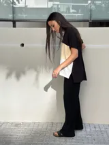 Remera de corte holgado con bloques de color negro, beige y blanco.