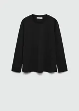 Remera color beige de manga larga con cuello redondo.