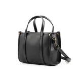 Cartera negra tipo tote chica de cuero sintético graneado, con doble asa corta y correa larga regulable extraíble. Tiene cierre superior, bolsillo interno con cierre y dos bolsillos abiertos. El logo de XL Extra Large es metálico y está ubicado en el frente.