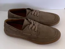 Zapatos náuticos color camel de cuero gamuzado, con cordones y suela marrón.