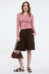 Remera de microtul color burdeos con estampado paisley.