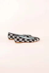 Ballerinas negras con estampado a cuadros blancos y negros, detalle de lágrima en el empeine y plantilla intercambiable de lana y piel. Modelo exclusivo de Defloresyfloreros, diseñado y fabricado en España.