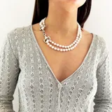Collar de perlas con traba plateada estilo Gucci, cierre de mosquetón y cadena regulable.