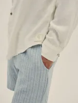 Camisa de manga larga de lino-algodón en color crudo, con botones de madera y corte regular.
