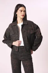 Campera de jean con estampado animal print en tonos marrones y negros.