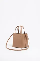 Bolso de mano negro Bimba y Lola modelo Chihuahua S, fabricado en piel regenerada con piezas de metal. Cuenta con asa regulable de piel, cierre con cinta de piel, logo metálico BIMBA Y LOLA, acabados metálicos, bolsillo interior con cierre de cremallera e interior con logo grabado.