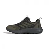 Championes de trail running Adidas Terrex Tracefinder, color verde oliva con detalles en negro y naranja.