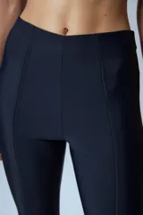 Pantalón oxford negro de tricot sin cintura, con costuras centrales en el delantero y tajos en la botamanga.