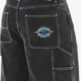 Bermuda de jean negro con costuras blancas contrastantes, corte recto y logo de Rip Curl bordado en el bolsillo delantero.