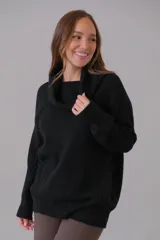 Sweater negro de punto trenzado con cuello caído, corte recto, puños y bajo con punto elástico.