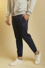 Pantalón de jogging negro con puños ajustados y cintura elástica.