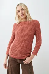 Sweater rojo de tejido de punto con ruedo curvo y mangas 3/4.