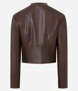 Campera color beige de cuero sintético con cuello redondo, cierre frontal con cremallera, bolsillos laterales con cremallera y mangas largas.