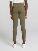 Pantalón sastrero color beige, de tiro medio y corte ajustado. Confeccionado en tejido de viscosa, poliamida y elastano.
