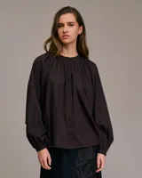 Blusa marrón con cuello mao y mangas largas abullonadas.