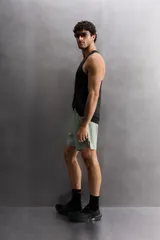 Shorts deportivos color verde claro confeccionados en tejido técnico ligero y elástico. Cuentan con cintura elástica ajustable con cordón interior, bolsillos frontales, bolsillo trasero de seguridad con cierre de cremallera, bajo con acabado termofijado y aberturas laterales. Detalle de logo estampado en la pierna. Largo interior de pierna: 17 cm. Tejido Quick Dry nivel 2. Zara Athleticz.