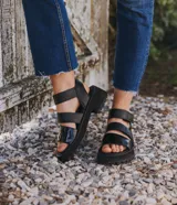 Sandalias negras de cuero vacuno con suela de goma deportiva, plataforma de 4 cm y ajuste con velcro.