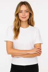 Remera blanca de algodón, manga corta, cuello redondo y corte holgado.