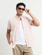 Camisa de manga corta con rayas verticales blancas y grises, cuello abotonado y corte clásico.