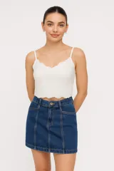Musculosa blanca de algodón con breteles finos, corte al cuerpo y escote profundo.