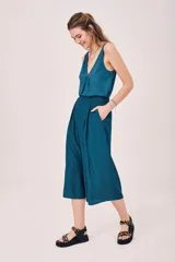Pantalón capri de tela satinada color azul petróleo, con cintura elastizada.