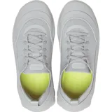 Championes Crocs Echo Surge color crema con cordones amarillos y suela negra.