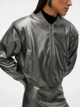 Campera bomber plateada de cuero sintético con cuello, puños y cintura elastizados.