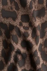 Remera de manga corta con estampado de leopardo, corte ajustado y cuello redondo.