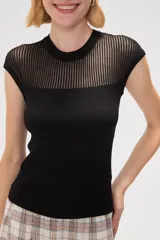 Remera blanca de poliéster calado, de manga corta, corte ajustado y cuello redondo.