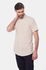 Camisa celeste de lino y algodón, de manga corta, con cuello abotonado y bolsillo en el pecho.