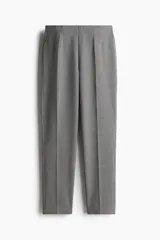 Pantalón de vestir con estampado pata de gallo en tejido levemente elástico, tiro alto, elástico oculto en la cintura y pinzas adelante y atrás. Piernas ajustadas con pliegues.