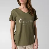 Remera blanca de mujer, con cuello en V y logo de Caterpillar estampado en el pecho.