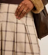 Falda evasé larga con estampado de cuadros en tonos beige y marrón.