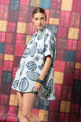 Camisa celeste con estampado de frutas y flores en azul, corte oversize y cuello mao.