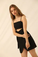 Vestido de lino amarillo con corte cut out y tirantes ajustables, diseñado para ser versátil en cualquier ocasión.