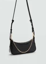 Bolso tipo baguette color beige, con asa corta de cadena dorada y cierre de cremallera superior.