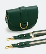 Bolso saddle pequeño color verde esmeralda, con solapa frontal con hebilla metálica dorada y cierre con botón a presión. Incluye correa transversal de grosgrain extraíble y bolsillo interno con cremallera.
