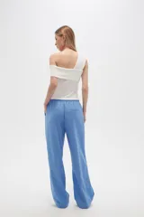 Pantalón celeste de lino, corte recto, con cintura elástica ajustable con cordón y bolsillos laterales.