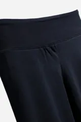 Calza legging color negro, de corte capri y cintura alta.