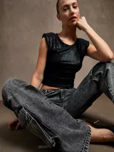 Pantalón de jean con estampado animal print de leopardo, corte recto y bolsillos cargo.