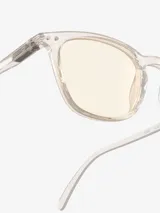 Lentes de sol Izipizi modelo #Sun E, con montura de acetato transparente y cristales amarillos.