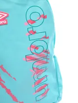 Mochila Umbro Fika color celeste con detalles en rosa. Incluye logo de Umbro y diseño abstracto en el frente. Tiene un compartimento principal con cierre, un bolsillo frontal con cierre y dos bolsillos laterales de malla.