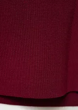 Chaleco de tejido de punto fino color rojo oscuro (vino), con cuello de pico, tirantes anchos y cierre frontal con botones.