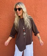 Buzo oversize color marrón chocolate, con cuello redondo y mangas largas que se pueden remangar.
