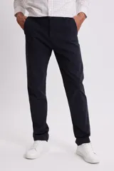 Pantalón chino de hombre color azul marino, corte recto, con bolsillos laterales y cierre frontal.